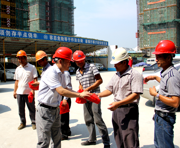 蘇州高新區建設局副局長(cháng)丁勇華視察慰問(wèn)楊木橋工地