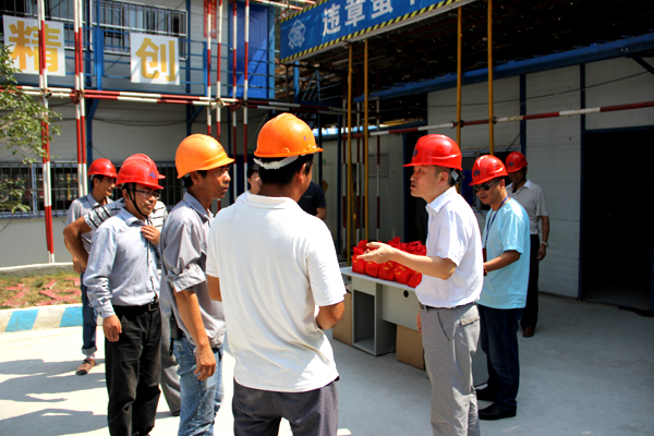 蘇州高新區建設局副局長(cháng)丁勇華視察慰問(wèn)楊木橋工地