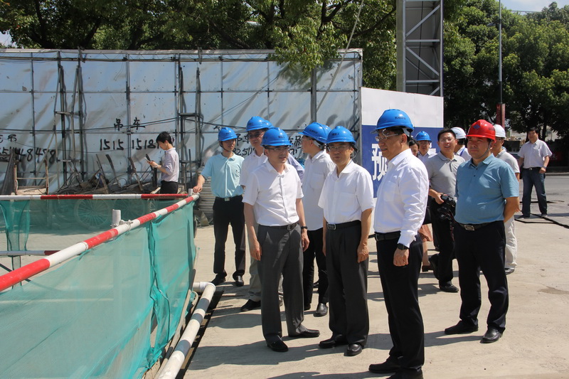 市人大常委會(huì )主任陳振一視察我公司承建的“楓橋工業(yè)園改造一期”項目