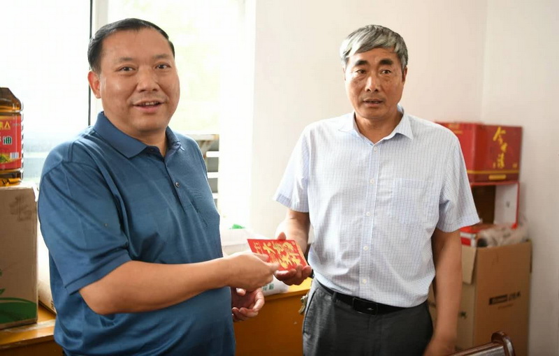 返鄉慰問(wèn)老黨員 不忘初心暖人心