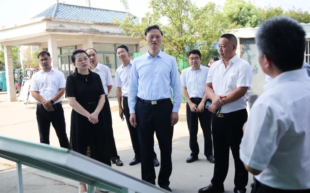 淮安市洪澤區委書(shū)記張沖林一行蒞臨集團公司承建的新建機械裝備產(chǎn)業(yè)園項目調研考察