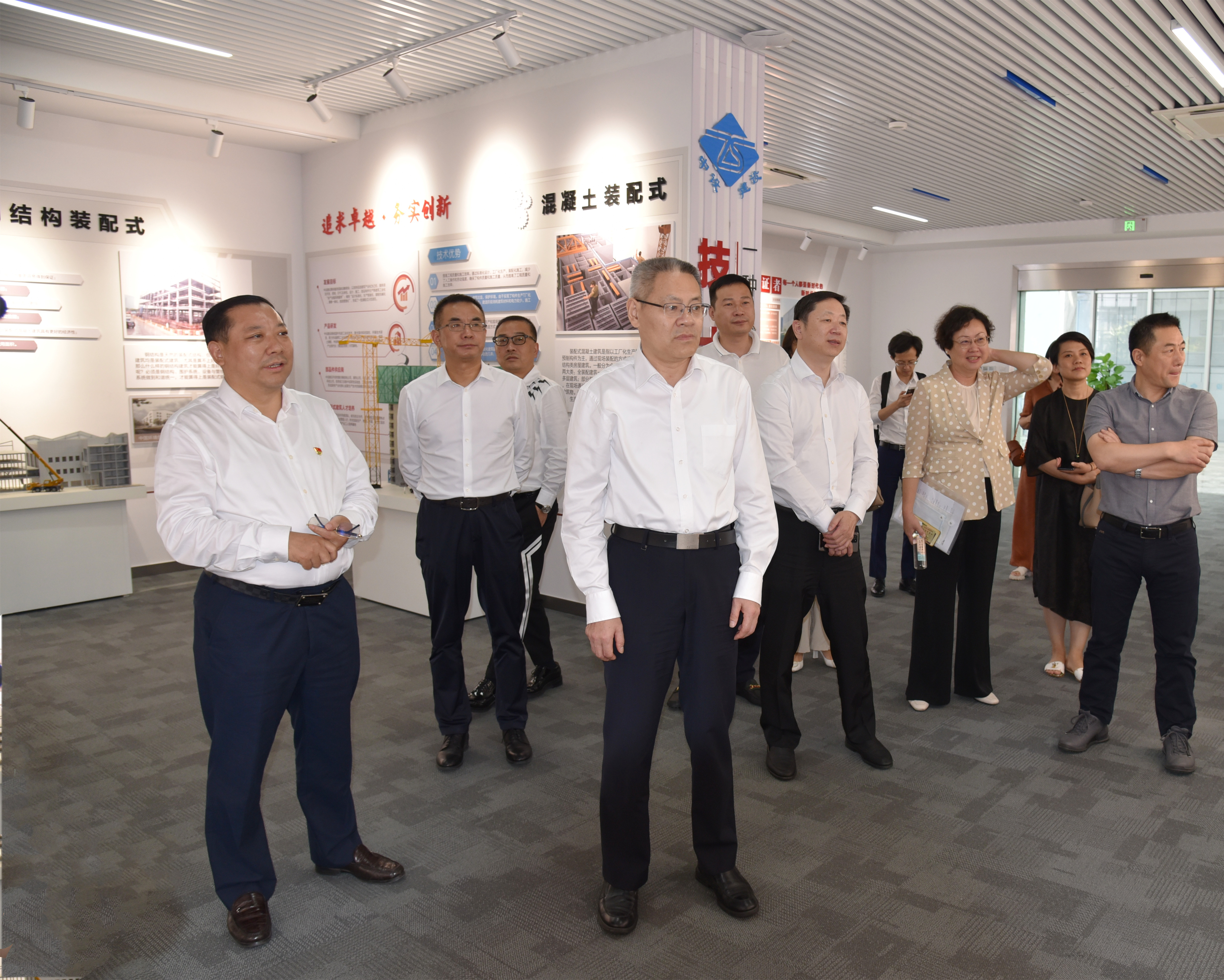 蘇州市政協(xié)十五屆工商聯(lián)界別委員一行蒞臨集團公司調研