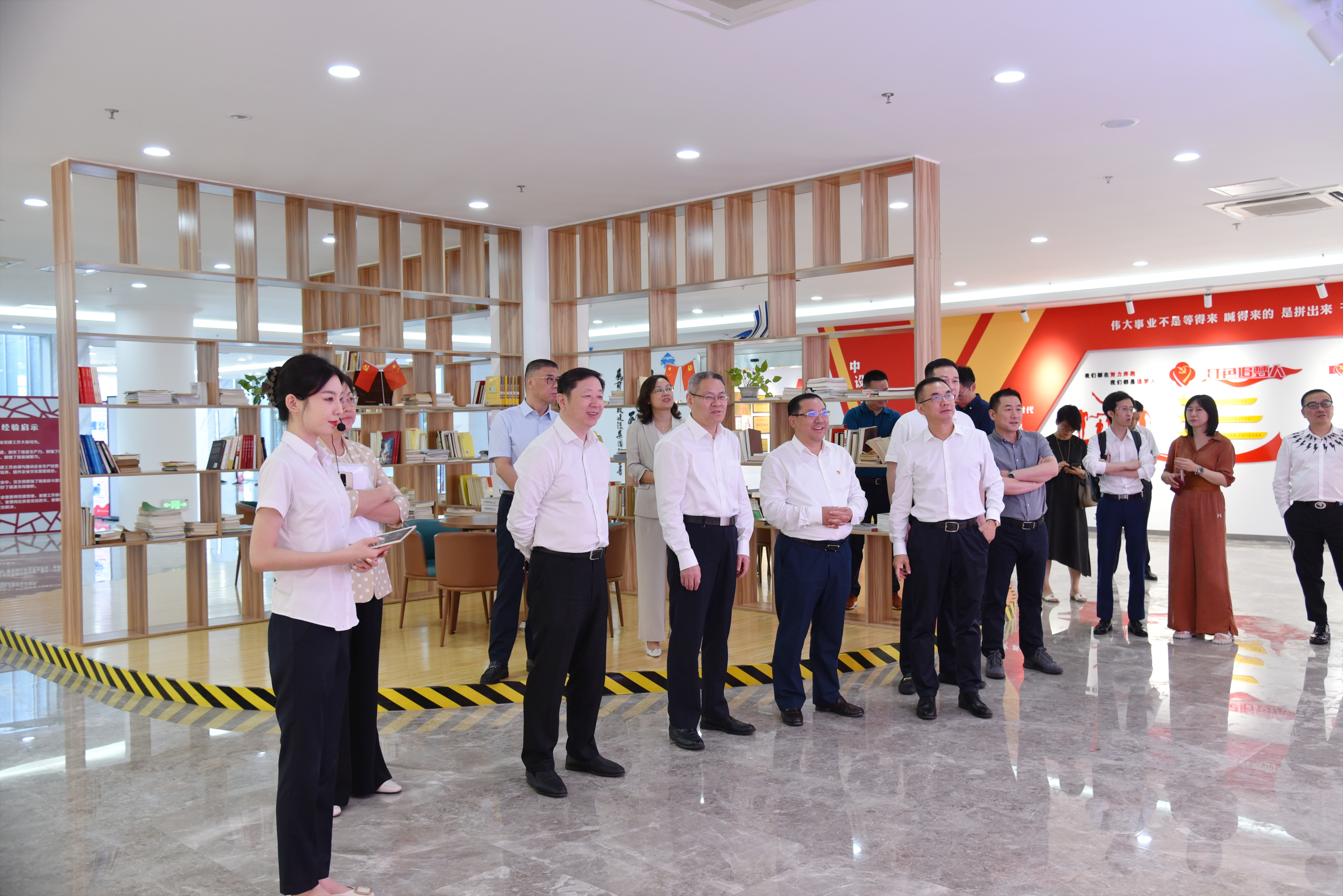 蘇州市政協(xié)十五屆工商聯(lián)界別委員一行蒞臨集團公司調研