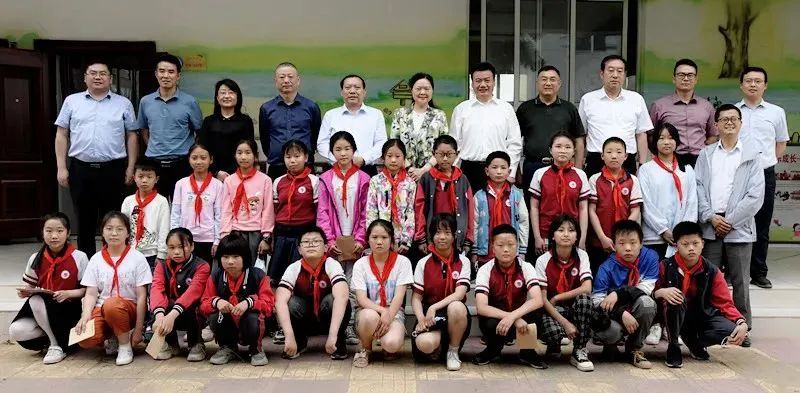 【大雪紛飛冬意濃 新年慰問(wèn)暖人心】蘇州中設黨委書(shū)記、董事長(cháng)劉書(shū)華一行返鄉慰問(wèn)老黨員、困難群眾